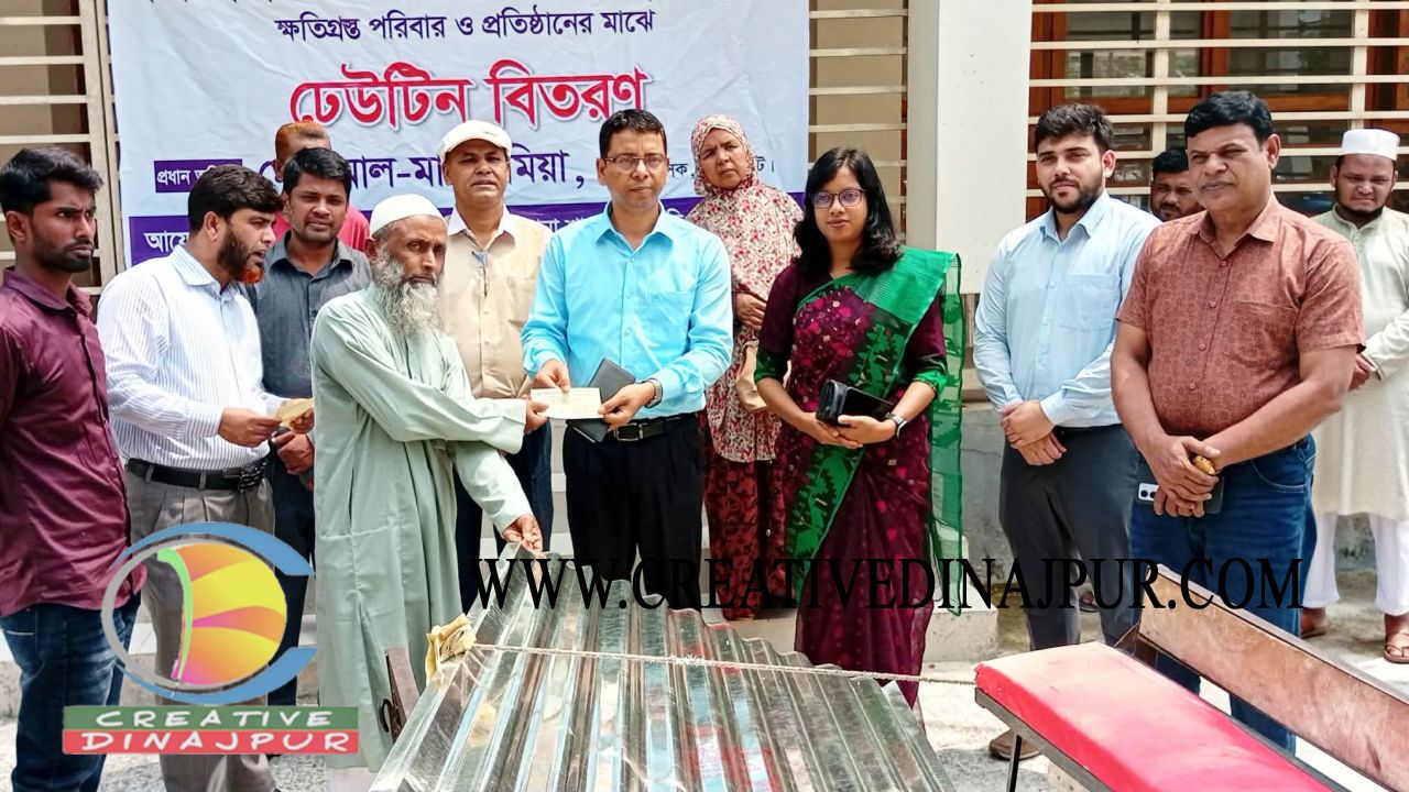 পাঁচবিবির ক্ষতিগ্রস্ত পরিবারকে ঢেউ টিন দিলেন জেলা প্রশাসক 