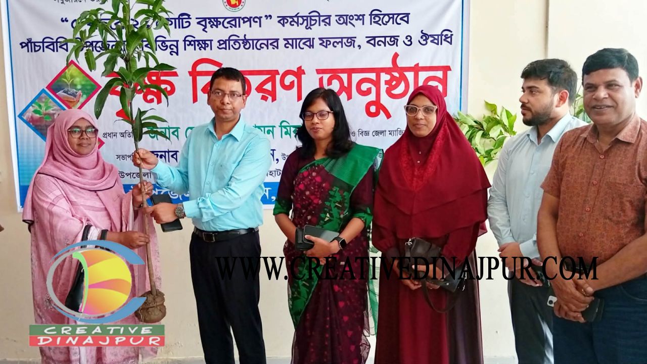 পাঁচবিবির শিক্ষা প্রতিষ্ঠানে গাছের চারা বিতরণ করলেন জেলা প্রশাসক