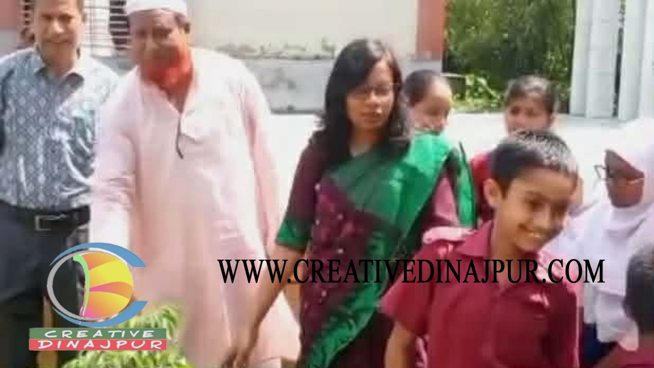 শিশুদের নিয়ে বৃক্ষরোপণ করলেন পাঁচবিবির ইউএনও 