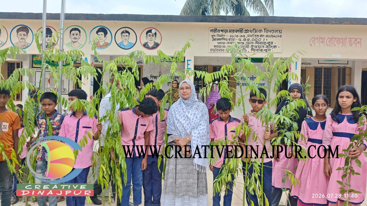 ১০ বছর ধরে বিদায়ী শিক্ষার্থীদের হাতে চারাগাছ তুলে দিচ্ছেন শ্রেষ্ঠ শিক্ষক আর্জিনা খাতুন