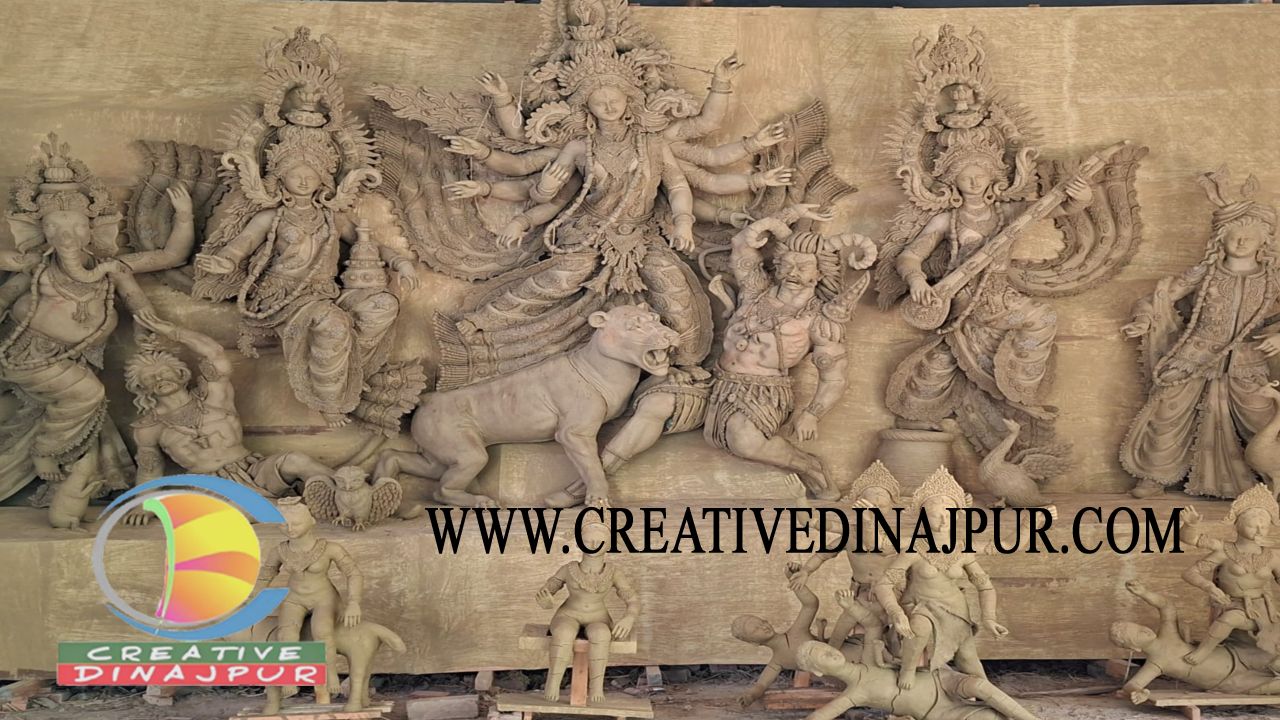 দুর্গাপূজা উপলক্ষে মাটির কাজ শেষে রং-তুলির অপেক্ষায় হিলির দূর্গাপ্রতিমা