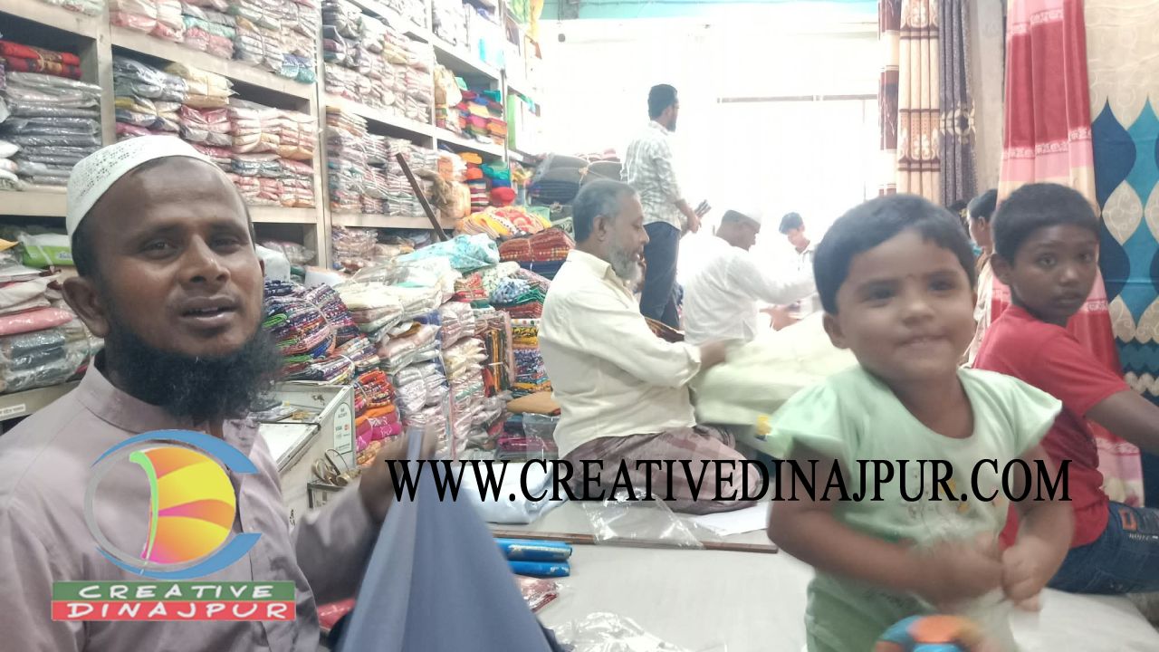 দুর্গাপূজা উপলক্ষে ক্রেতাদের ভিড় বাড়ছে বীরগঞ্জের দোকানগুলোতে