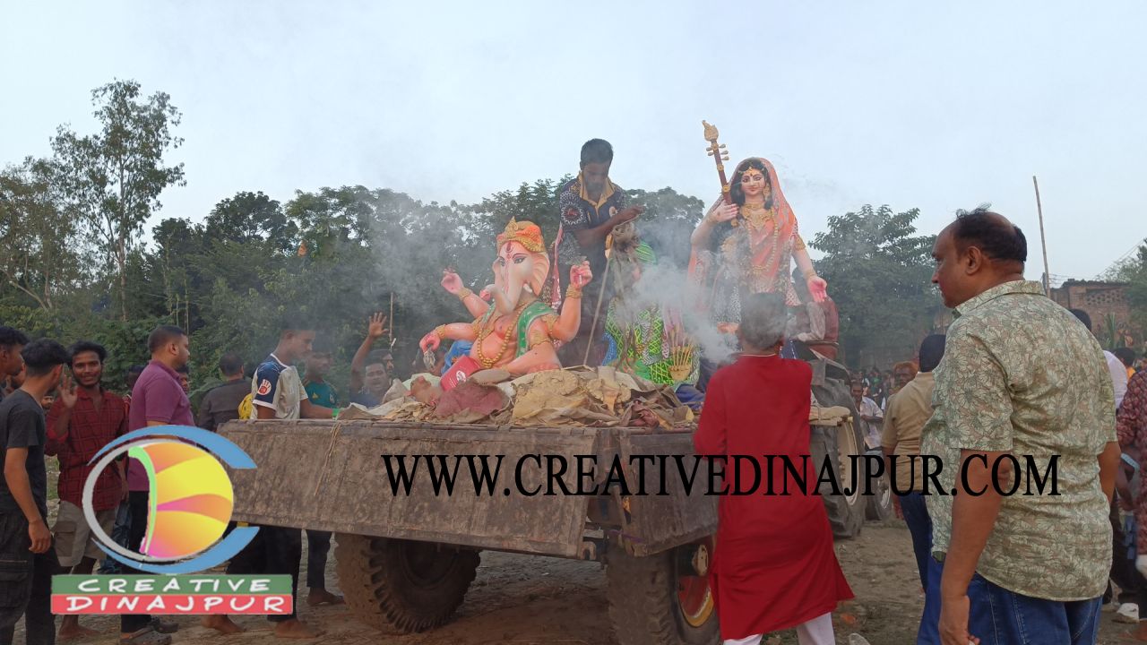 বীরগঞ্জে প্রতিমা বিসর্জনের মধ্যদিয়ে দুর্গাপূজার সমাপ্তি  